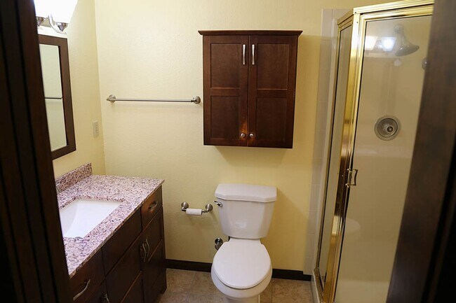 Building Photo - 4 bed 3 bath home, Lease through June 2026