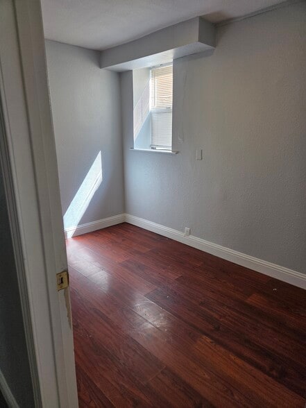 Building Photo - 468 S 6th St