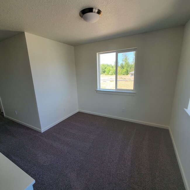 Building Photo - Dog Friendly 3bed : 2.5 bath home w/ Garage