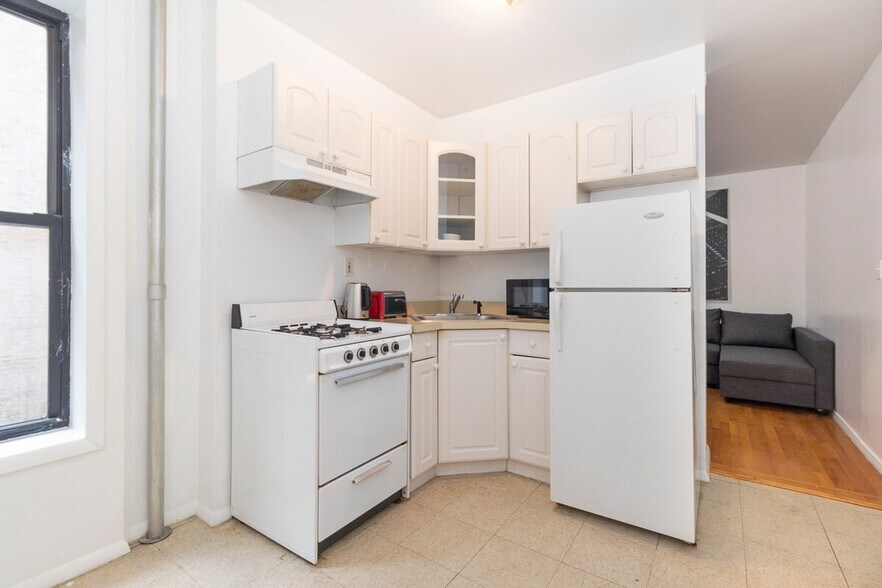 Building Photo - 340 E 94th St