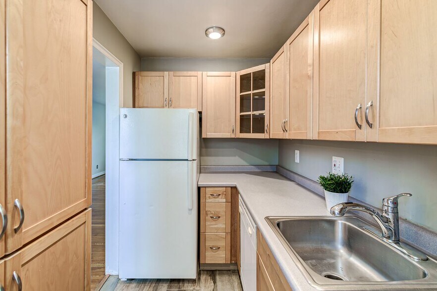 Primary Photo - 109 E Glebe Rd