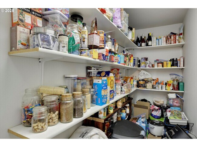 Building Photo - Bull Mountain Gem – Single-Level 3BR with 2 Living Areas, Large Yard & Pergola Patio