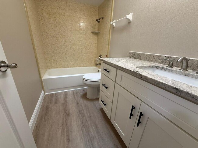 Building Photo - 3111 Riverside Dr