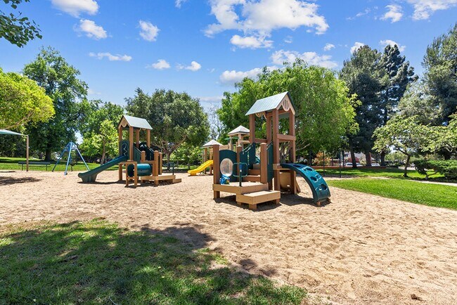 Building Photo - Spacious 3 Bed 2 Bath Townhome in Villa Po...