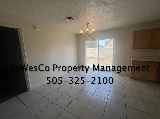 Building Photo - Large Home on West Side of Town