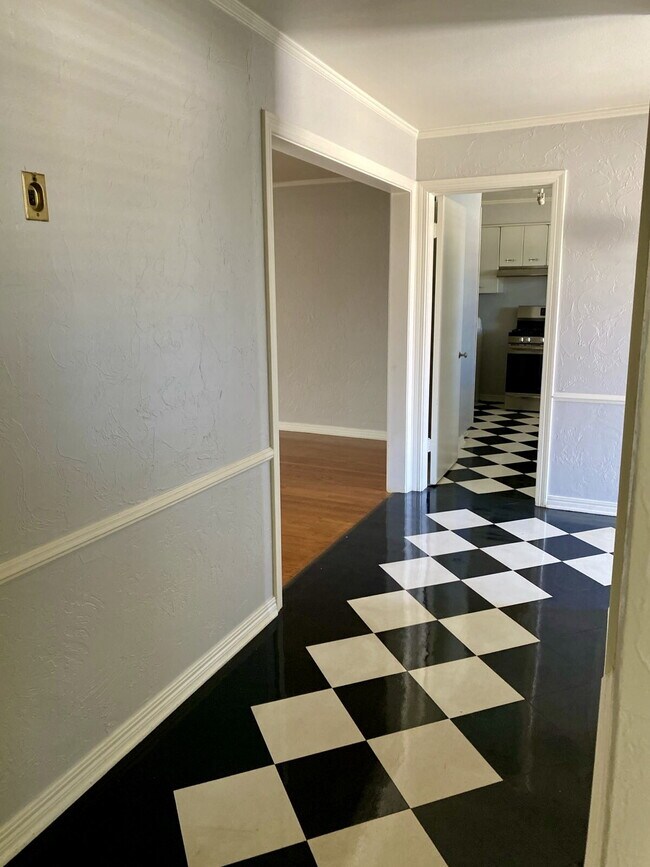 Building Photo - Charming 2 Bed, 2 Bath in Highly Sought-Af...