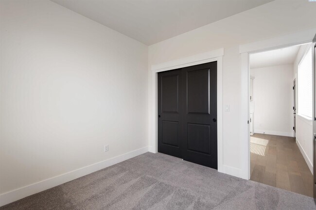 Building Photo - Generational suite w/separate entrance!