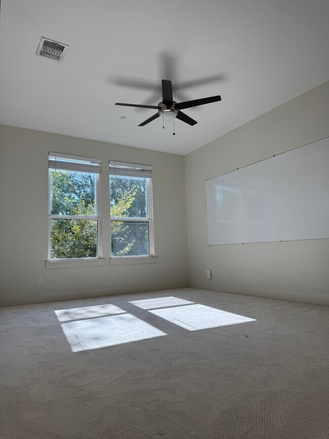 Building Photo - 2129 Lovedale Ave