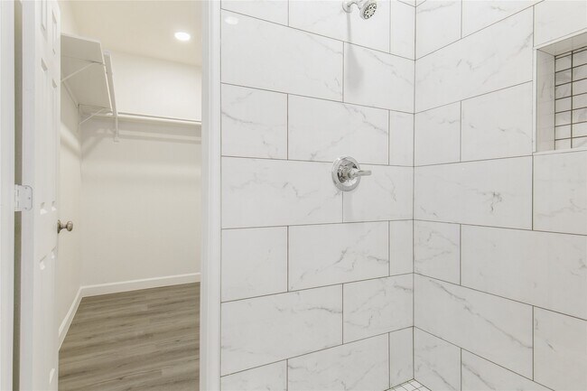 Building Photo - 2305 Sakowitz St