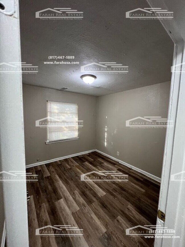 Building Photo - Three Bedroom, One bathroom Home in Arling...