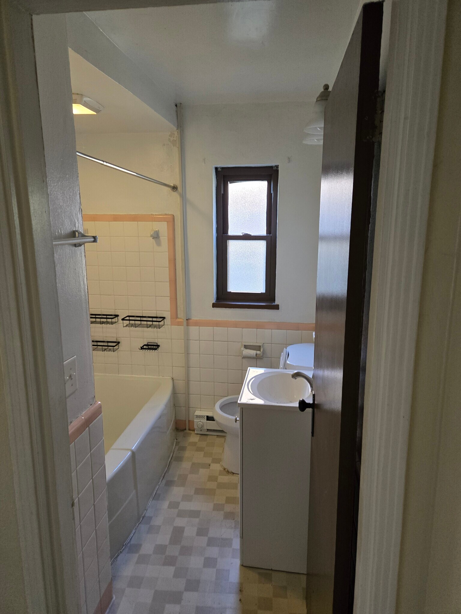 Bath - 539 Hadley Ave