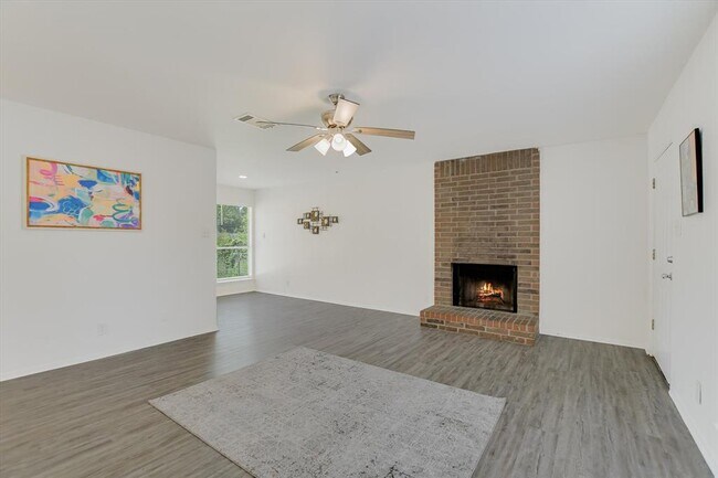 Building Photo - 411 Thelma Dr