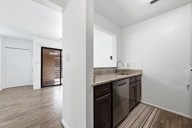 Building Photo - Beautifully remodeled and move in ready, this updated 1-bed, 2-bath condo sits in the heart of do...