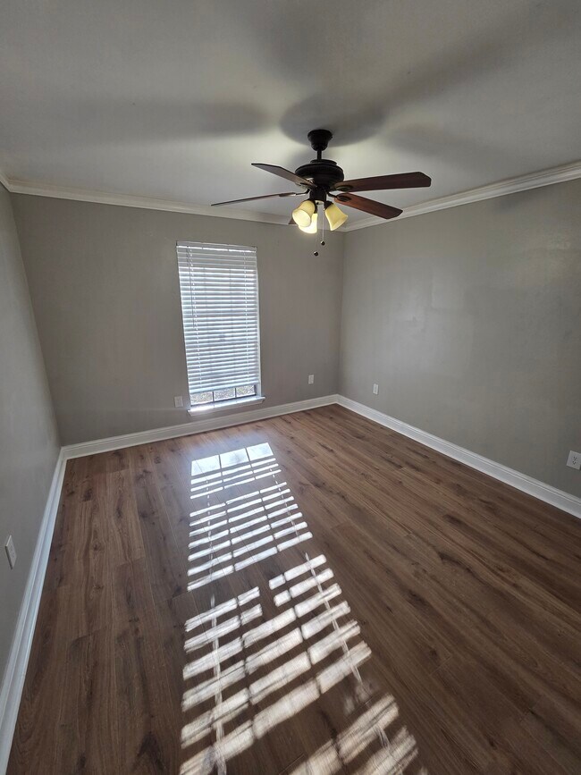 Building Photo - 12233 Park Lawn Ave