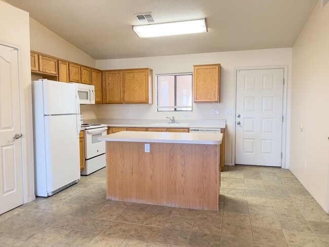 Building Photo - DUPLEX - CAMP VERDE