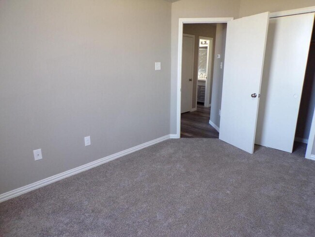 Building Photo - 5006 Parkwood Dr