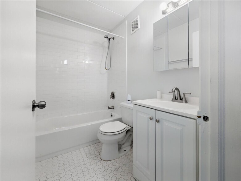 Building Photo - 350 S Main St