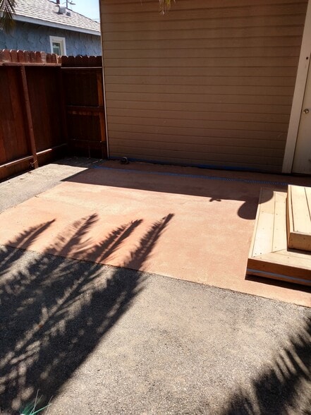 Patio/Yard - 421 N Ditmar St