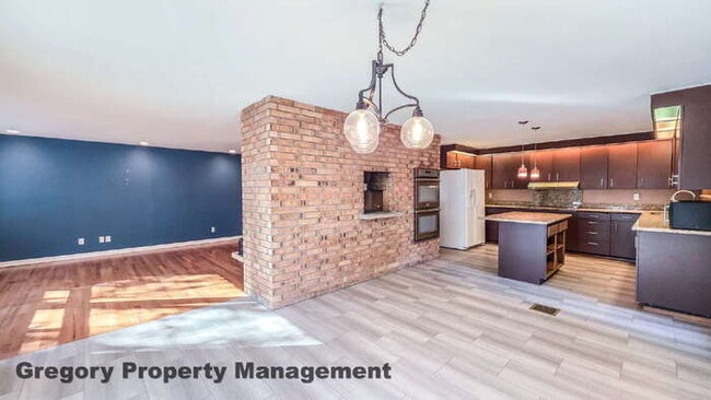 Building Photo - Spacious 5-Bedroom Kirkland Home – Daylight Basement, RV Parking, Quiet Private Drive & Top Schools!