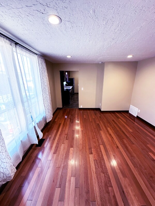 Building Photo - 528 29th St