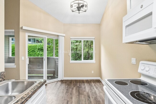 Building Photo - Light Filled Clackamas Condo with Covered Balcony and Community Amenities