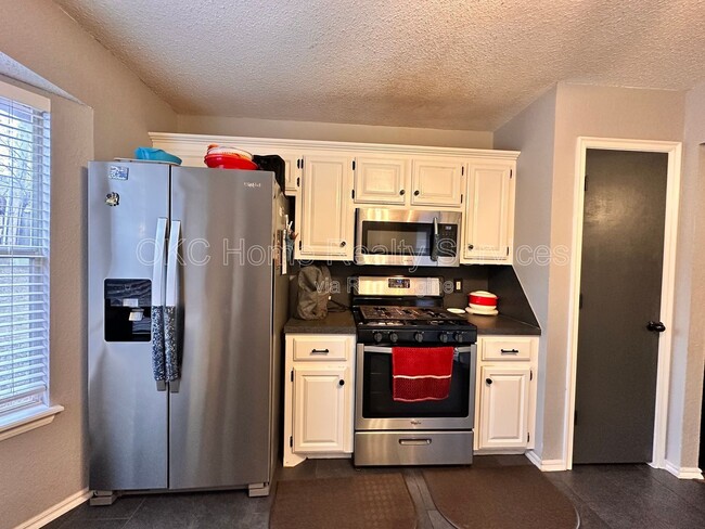 Building Photo - 17316 Valley Crst