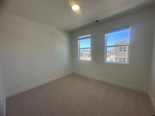 Building Photo - Luxury 3 bedroom Condo in Desert Color!