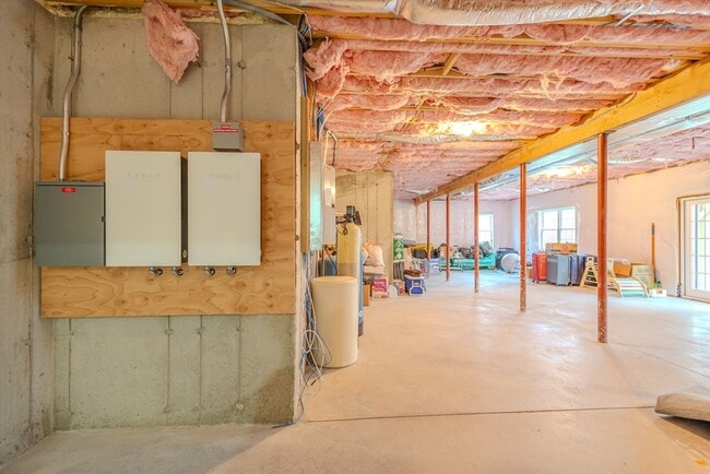 Building Photo - 18 Locust Hill Dr