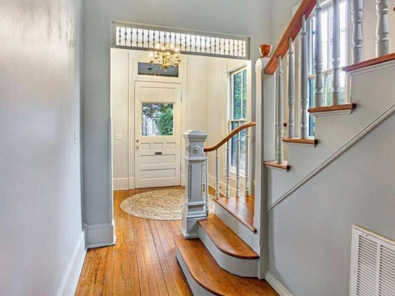 Building Photo - 212 W 40th St