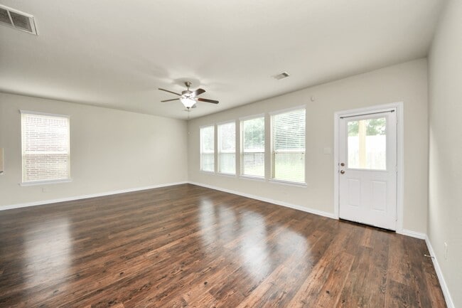 Building Photo - 1437 Northwood Springs Dr
