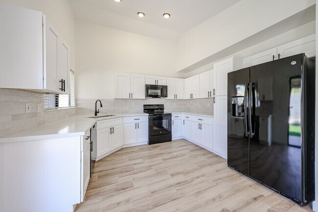 Building Photo - Beautifully renovated 3 bedroom 2 bathroom...