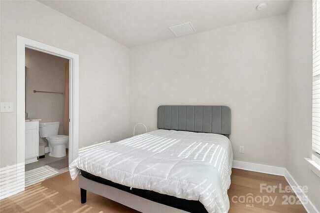 Building Photo - 338 E Cama St