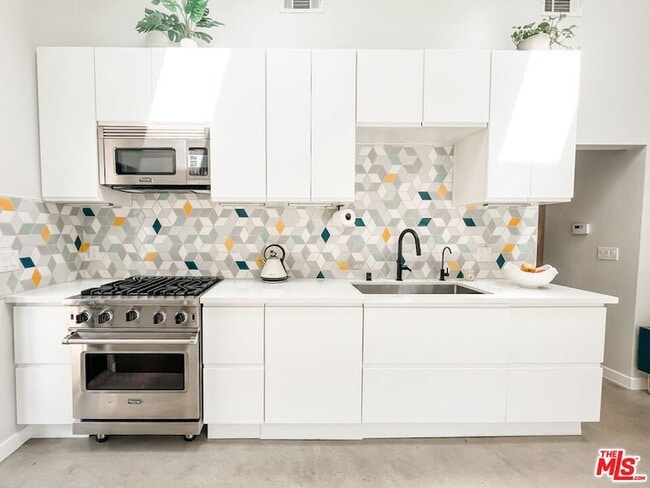 Building Photo - 3836 1/2 Seneca Avenue Unit