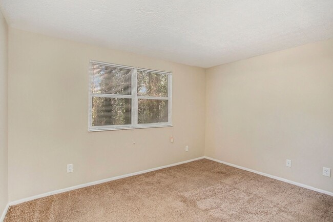 Building Photo - 3 Bedroom 2 Bath Home