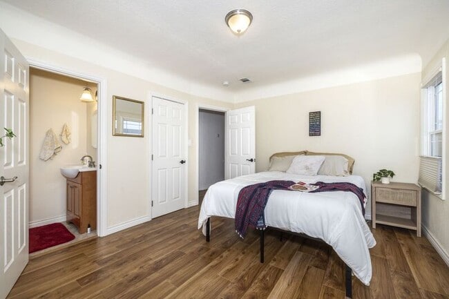 Building Photo - 3440 Oak Knoll Blvd