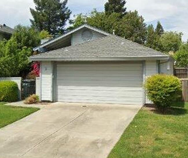 Primary Photo - Updated 3 Bedroom 2 Bathroom Home in Pocke...