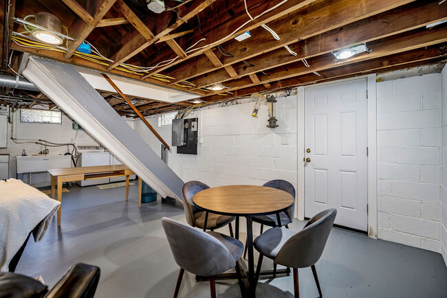 Building Photo - 1128 Exter Dr
