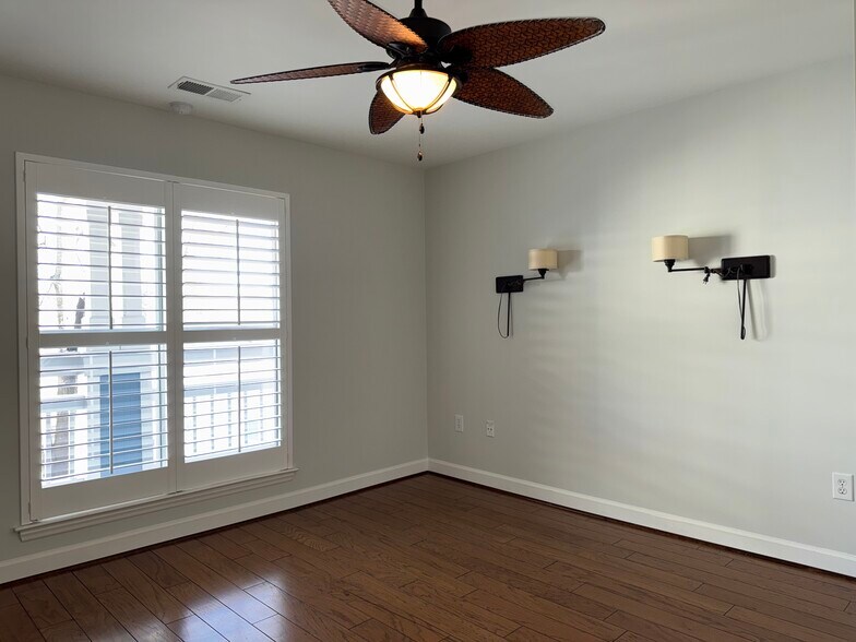 Front left bedroom - 1133 Torrence Cir