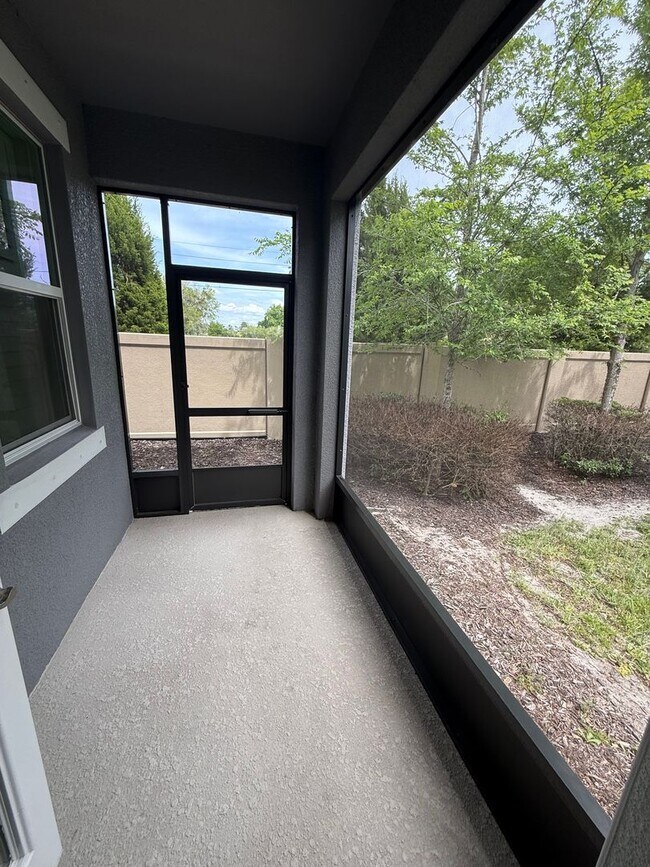 Building Photo - Beautiful Townhome in Lutz