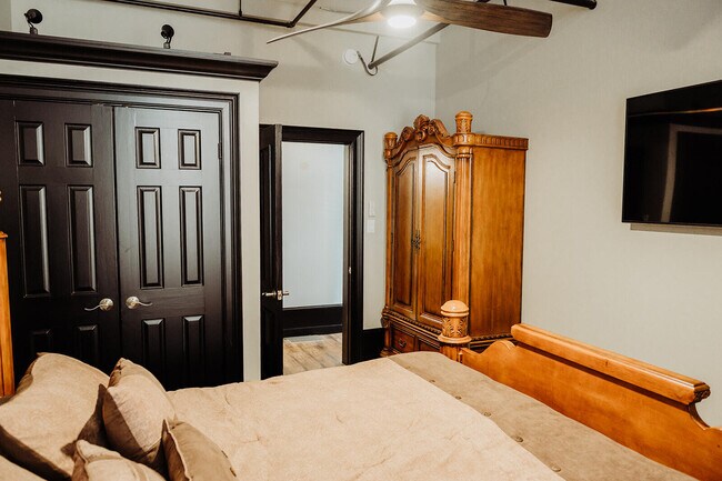 Building Photo - 275 S Limestone