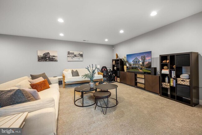 Building Photo - 323 S West St