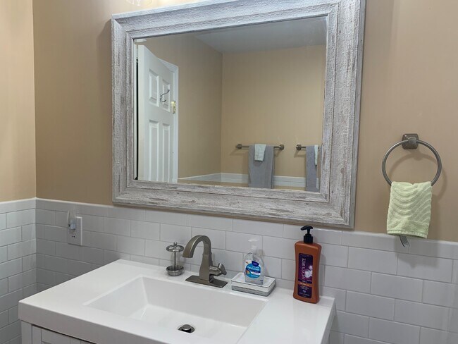 Building Photo - 497 Chase Rd