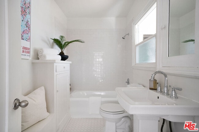 Building Photo - 6239 Holly Mont Dr