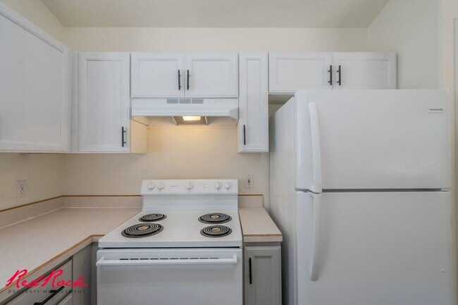 Building Photo - Small Dog Friendly! 3 Bedroom Single-Level...
