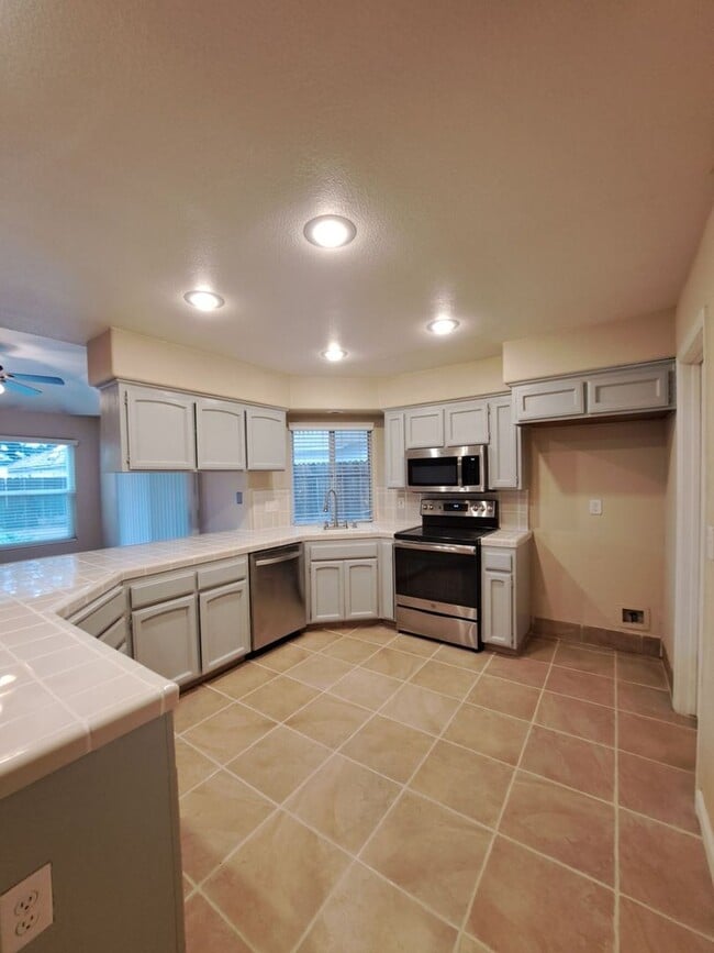 Building Photo - Stunning Large 4 Bedroom Home! Located Near Cedar & Nees!