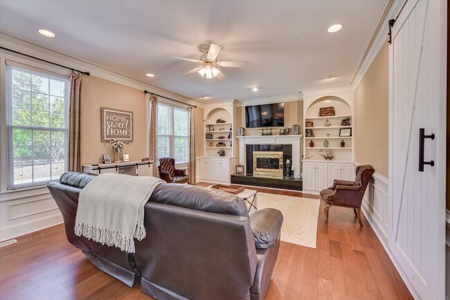 Building Photo - 211 Kestwick Dr W
