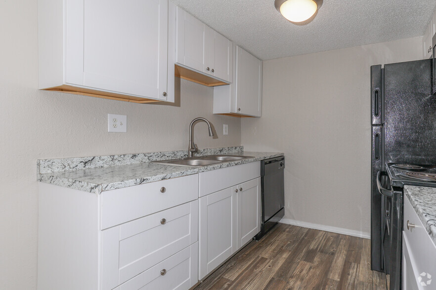 2BR, 2BA - 925SF - Upgrade - Kitchen - Crossings at Minshall Park