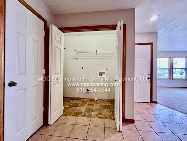 Building Photo - Beautiful Ranch-Style Duplex in Peculiar, MO - Available 09/22/26