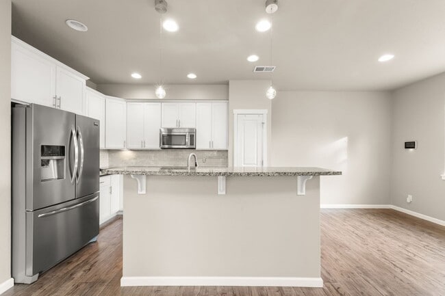 Building Photo - 2122 W Summit Pkwy