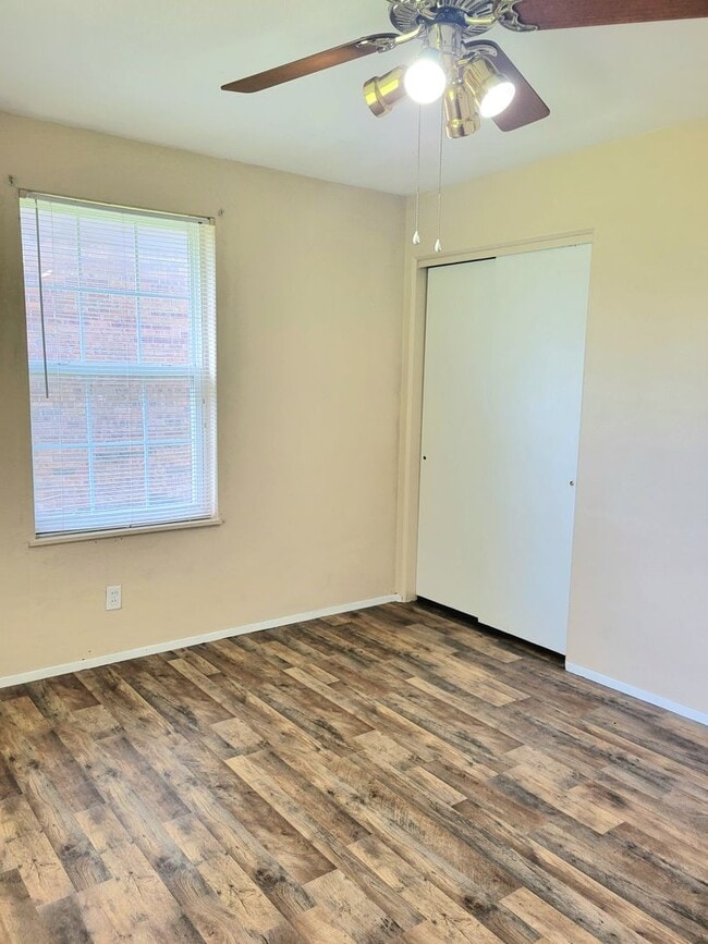 Building Photo - Updated Throughout and Move in ready!!!